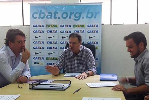 Gerson Bordignon (CAIXA), José Antonio Martins Fernandes (presidente da CBAt) e Thiago Meirelles (TV Globo) / Foto: Georgios Stylianos Hatzidakis